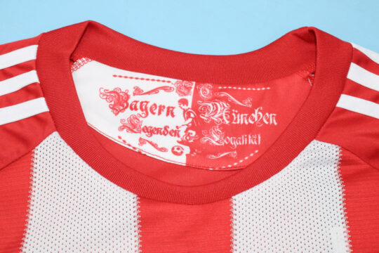 Shirt Collar Front, Bayern Munich 2010-2011 Home Short-Sleeve Kit