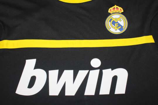 Shirt Front Closeup - Real Madrid 2011-2012 Goalkeeper Away Jersey